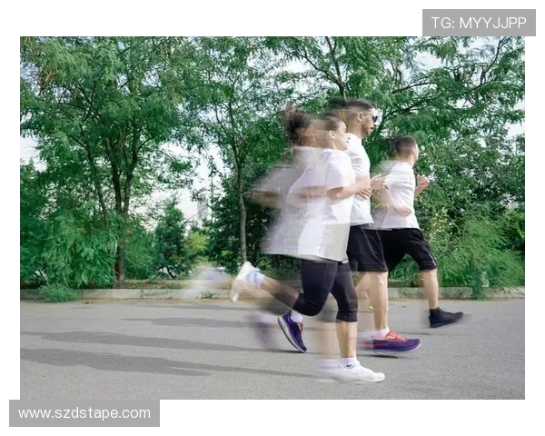 足球明星们的奇特跑步姿势揭秘让你大开眼界的运动风格与技巧分析